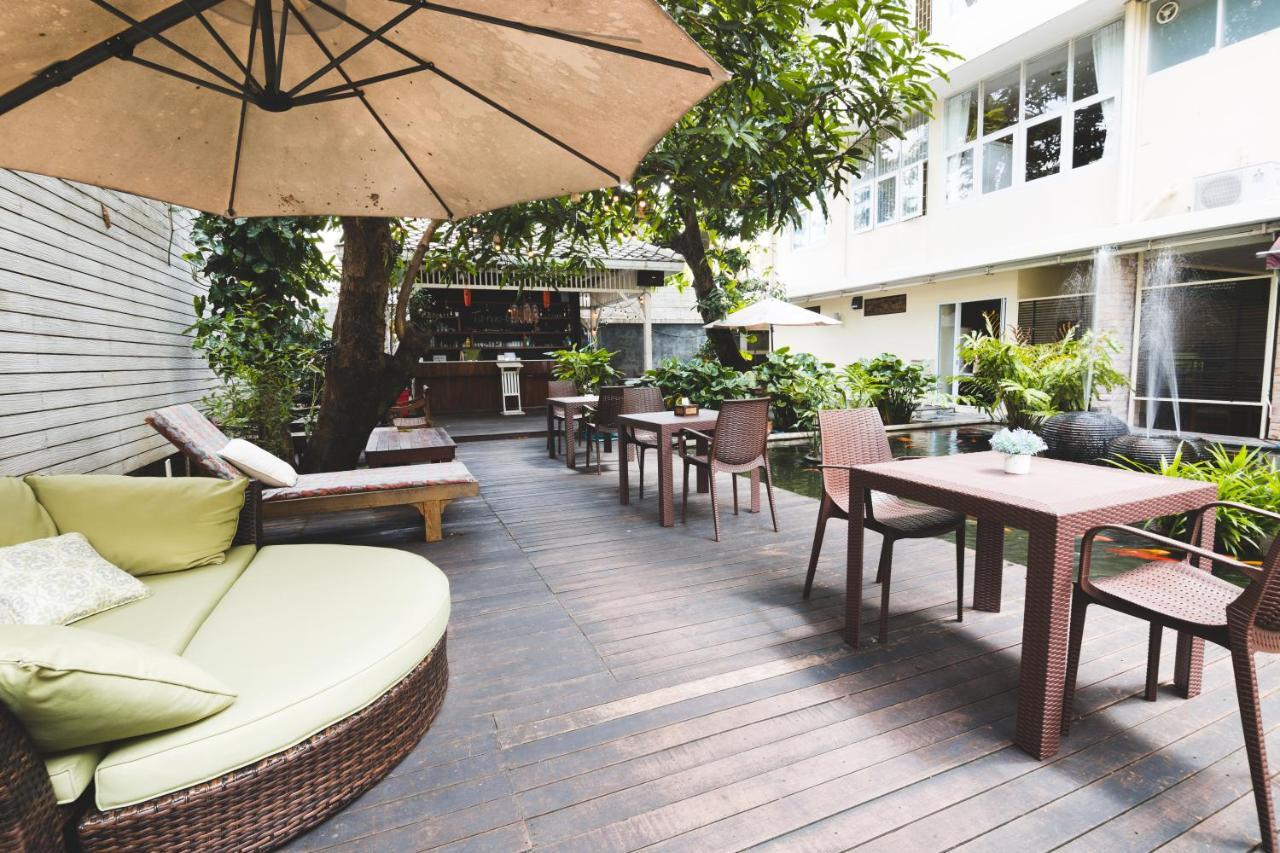 Issara By D Hostel Bangkok Exterior photo